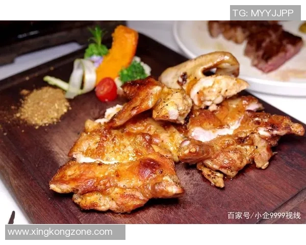 亚当斯如野兽般光脚漫步手持牛排展现原始魅力